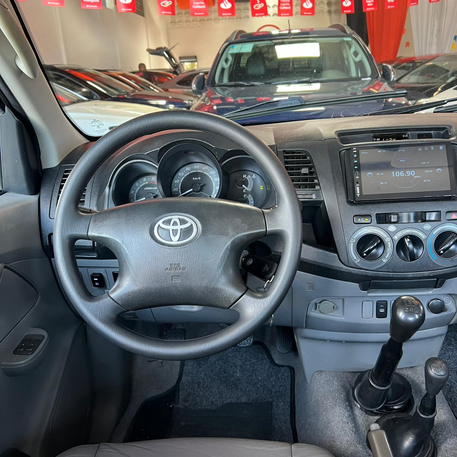 TOYOTA         HILUX